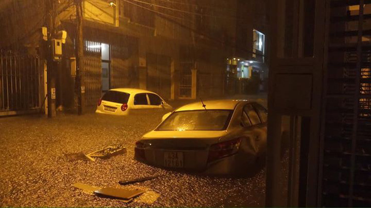 Sau một đêm mưa lớn, Đà Nẵng ngập nặng - Ảnh 3.