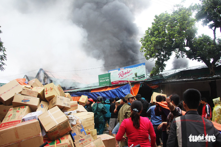 Cháy lớn kho hàng ở gần chợ Vinh, tiểu thương lao vào cứu hàng - Ảnh 3.