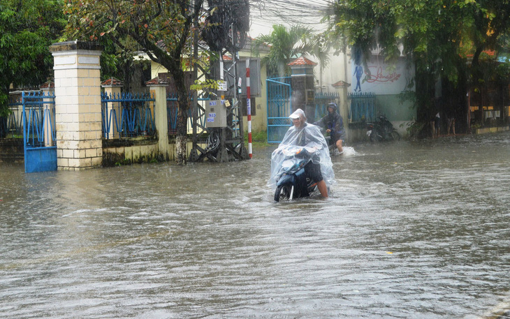 Mưa lớn suốt 2 ngày, nhiều nơi ở Quảng Nam, Bình Định ngập sâu - Ảnh 3.