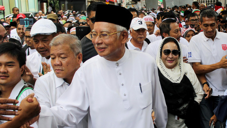 Cựu thủ tướng Malaysia cùng vợ đi biểu tình - Ảnh 1.