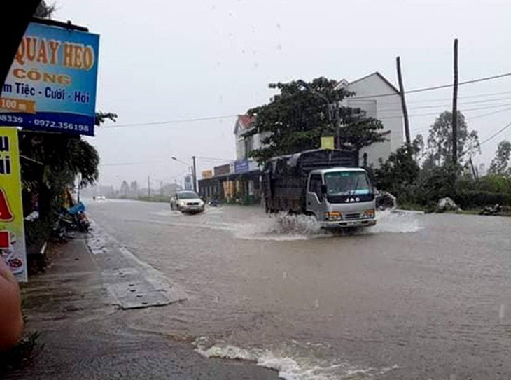 Mưa lớn suốt 2 ngày, nhiều nơi ở Quảng Nam, Bình Định ngập sâu - Ảnh 9.