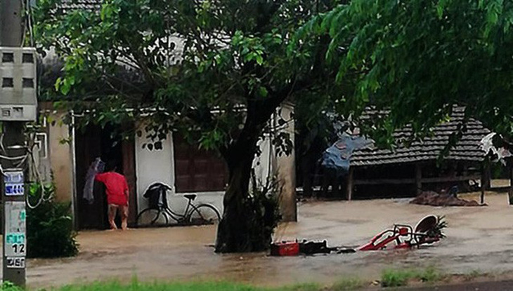 Mưa lớn suốt 2 ngày, nhiều nơi ở Quảng Nam, Bình Định ngập sâu - Ảnh 10.