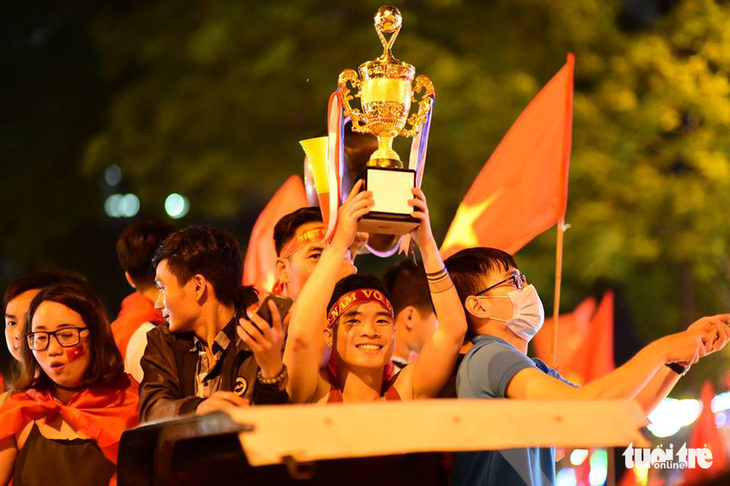 Xem U23 Việt Nam đá chung kết qua 10 màn hình lớn trên phố đi bộ - Ảnh 1.