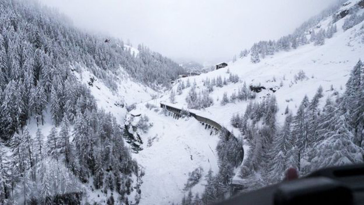 13.000 du khách mắc kẹt do bão tuyết trên dãy Alps - Ảnh 2.