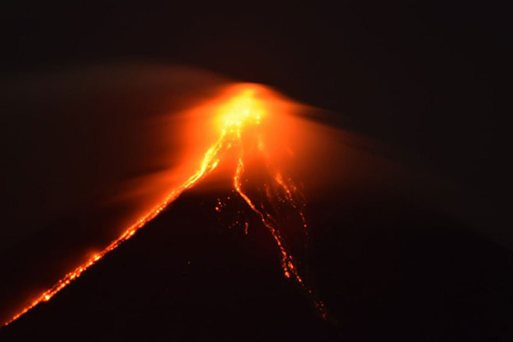 Philippines ban bố tình trạng thiên tai khi Mayon phun nham thạch đỏ rực - Ảnh 3.