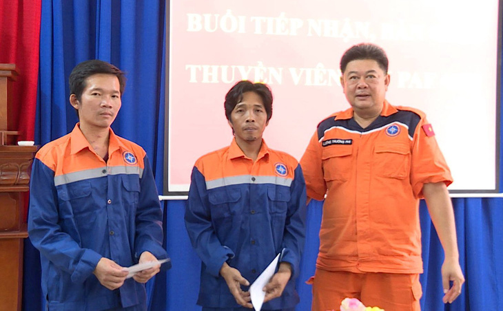 Tàu nước ngoài cứu 11 ngư dân Việt Nam - Ảnh 1.