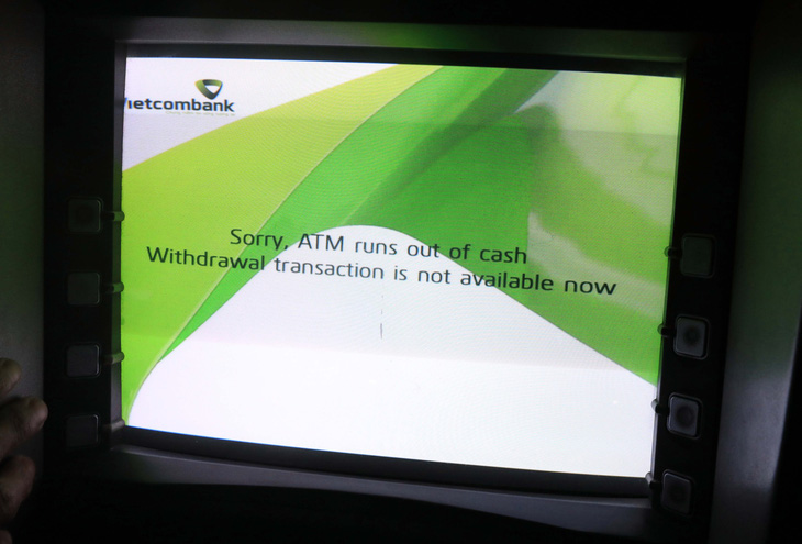 ATM tại TP.HCM kẹt trên diện rộng - Ảnh 1.