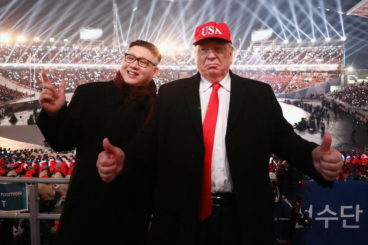 Trump và Kim Jong Un giả bị đuổi khỏi khai mạc Olympic Pyeongchang? - Ảnh 1.