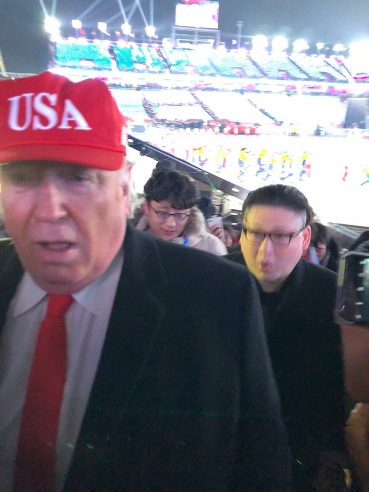 Trump và Kim Jong Un giả bị đuổi khỏi khai mạc Olympic Pyeongchang? - Ảnh 3.