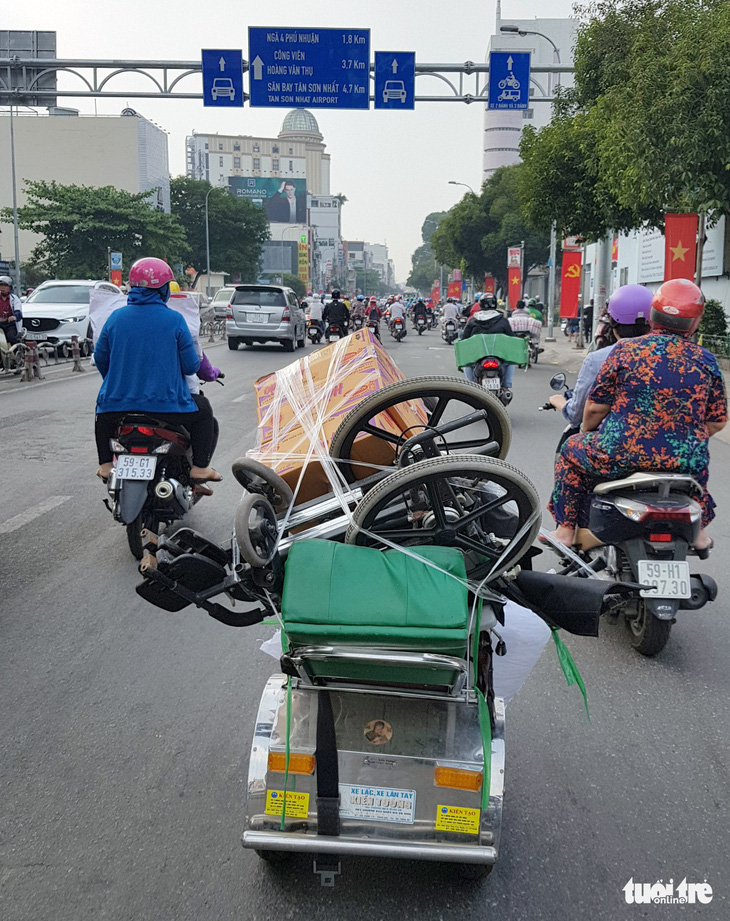 Nhói tim với hai hình ảnh chiều giáp tết Sài Gòn - Ảnh 2.