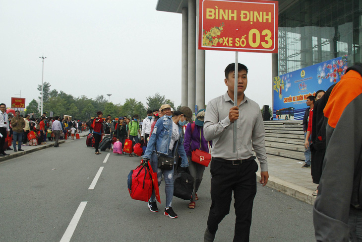 Tàu xe nghĩa tình đưa hàng ngàn công nhân về quê đón tết - Ảnh 8.