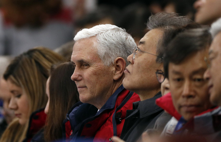 Trên chuyên cơ về Mỹ, ông Pence tuyên bố vẫn cô lập Triều Tiên - Ảnh 1.