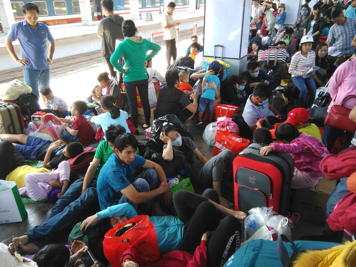 Tàu trễ nhiều giờ, hàng ngàn khách vạ vật ở ga Sài Gòn - Ảnh 2.