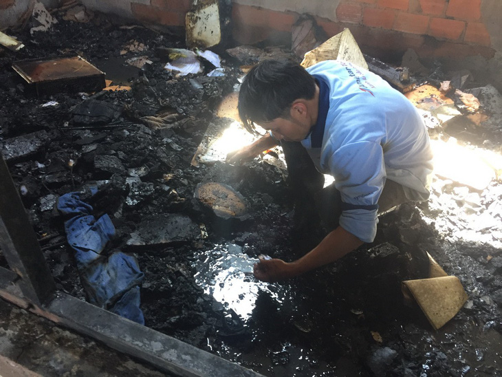 Cháy hai căn nhà ngày 27 tết, người dân bới tro tàn tìm tài sản - Ảnh 1.