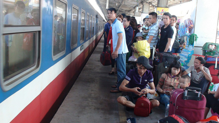 Tàu trễ nhiều giờ, hàng ngàn khách vạ vật ở ga Sài Gòn - Ảnh 3.