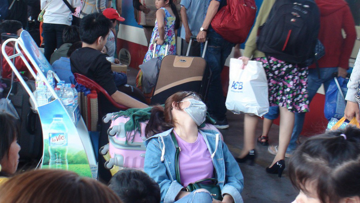 Tàu trễ nhiều giờ, hàng ngàn khách vạ vật ở ga Sài Gòn - Ảnh 5.