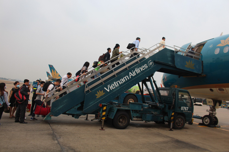 Khách mở cửa thoát hiểm máy bay Vietnam Airlines tại Nhật Bản - Ảnh 1.