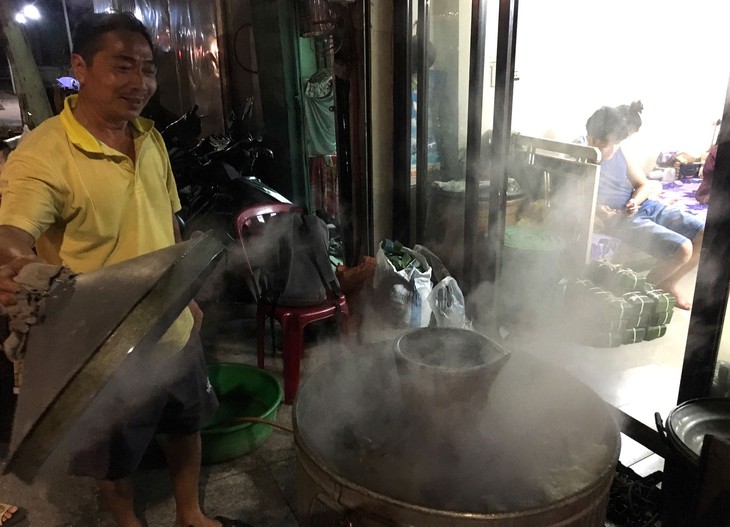 Câu chuyện quanh nồi bánh chưng cuối năm - Ảnh 1.
