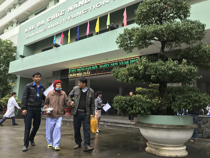 Đà Nẵng: Bệnh viện chở bệnh nhân về quê đón tết - Ảnh 1.