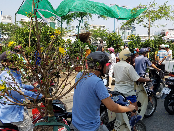 29 Tết: Mai, tắc giảm giá, dân Sài Gòn tranh thủ mua - Ảnh 3.