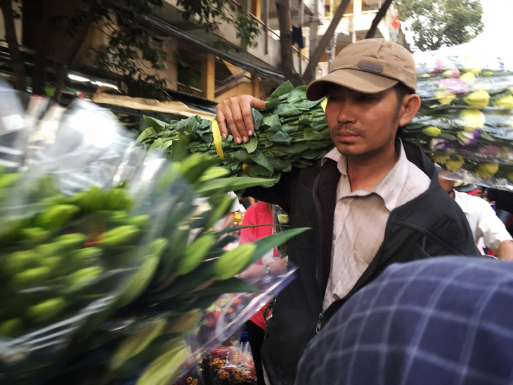Chợ hoa sỉ lớn nhất Sài Gòn vỡ trận - Ảnh 4.