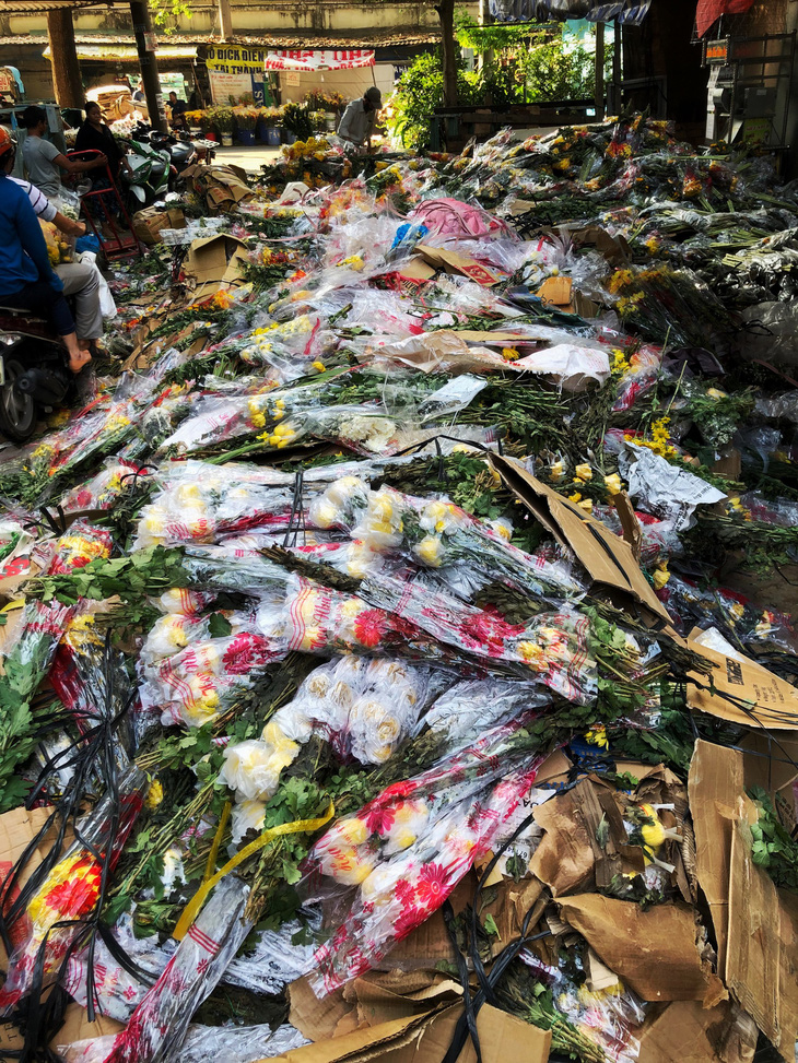 Chợ hoa sỉ lớn nhất Sài Gòn vỡ trận - Ảnh 2.