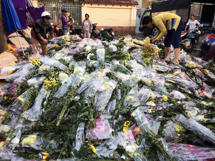 Chợ hoa sỉ lớn nhất Sài Gòn vỡ trận - Ảnh 3.
