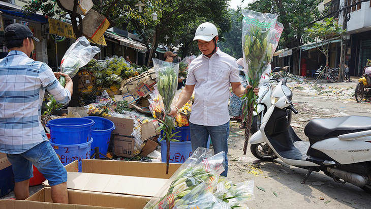 Vỡ trận, chợ hoa sỉ lớn nhất Sài Gòn thành núi rác chiều 30 Tết - Ảnh 7.