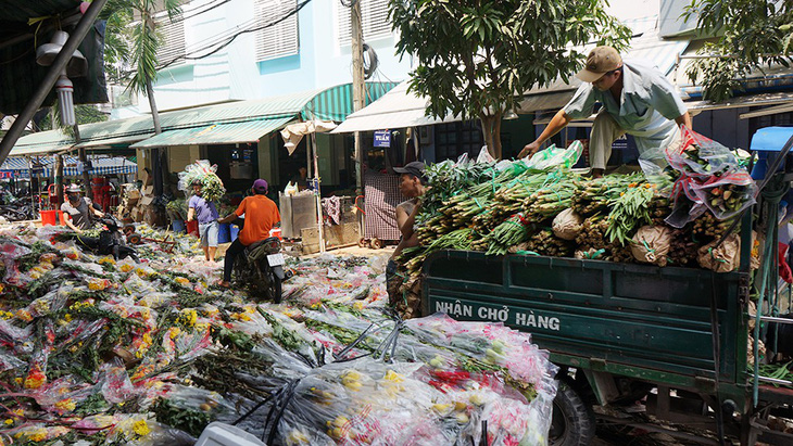 Vỡ trận, chợ hoa sỉ lớn nhất Sài Gòn thành núi rác chiều 30 Tết - Ảnh 2.