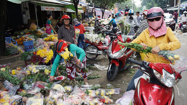 Vỡ trận, chợ hoa sỉ lớn nhất Sài Gòn thành núi rác chiều 30 Tết - Ảnh 4.