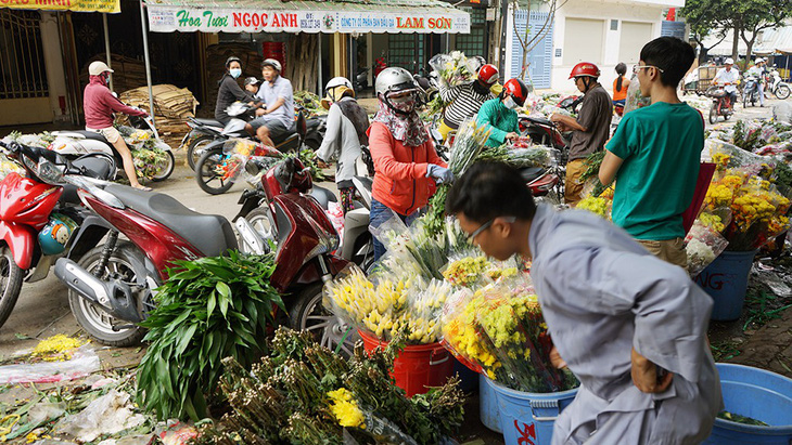Vỡ trận, chợ hoa sỉ lớn nhất Sài Gòn thành núi rác chiều 30 Tết - Ảnh 6.
