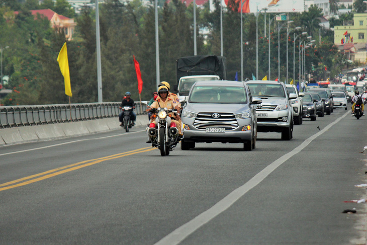 CSGT chạy mở đường cho xe từ Tiền Giang qua cầu Rạch Miễu - Ảnh 1.