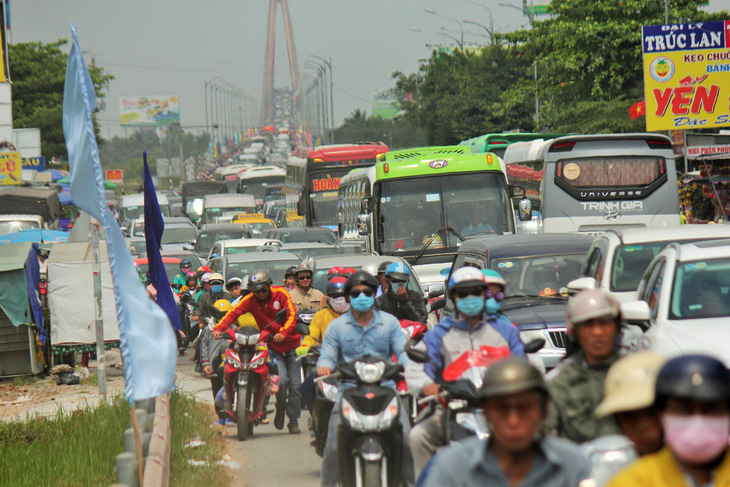 CSGT chạy mở đường cho xe từ Tiền Giang qua cầu Rạch Miễu - Ảnh 4.