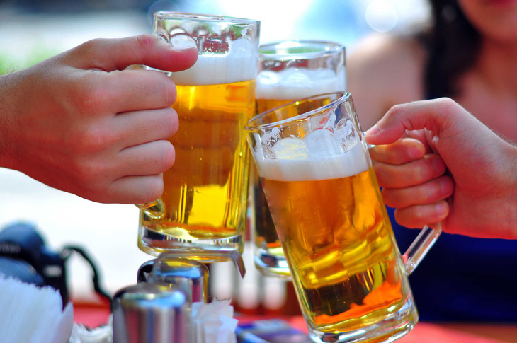 Theo chuyên gia, nghị định 100 xử phạt đối với người uống rượu bia sẽ tiếp tục là rào cản lớn kìm hãm sự phục hồi của ngành này trong năm 2023 - Ảnh: MAI CÔNG