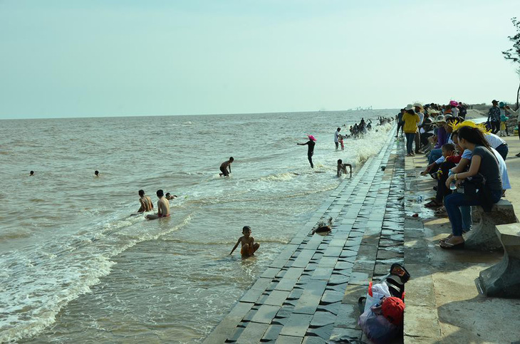 Cứu sống sáu trẻ bị đuối nước tại biển Trà Vinh - Ảnh 1.