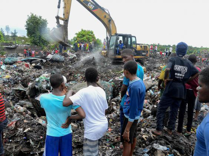 Núi rác sụp do mưa ở Mozambique, nhiều người thiệt mạng - Ảnh 3.