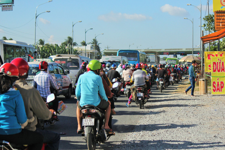 Hàng vạn xe lên Sài Gòn, trạm cầu Rạch Miễu tạm ngưng thu phí - Ảnh 1.