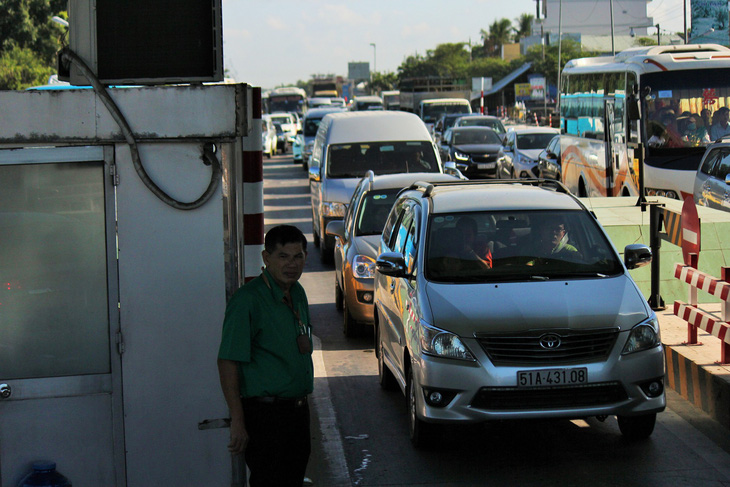 Hàng vạn xe lên Sài Gòn, trạm cầu Rạch Miễu tạm ngưng thu phí - Ảnh 2.