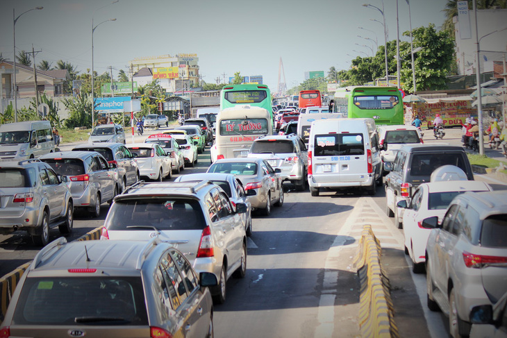 Hàng vạn xe lên Sài Gòn, trạm cầu Rạch Miễu tạm ngưng thu phí - Ảnh 3.