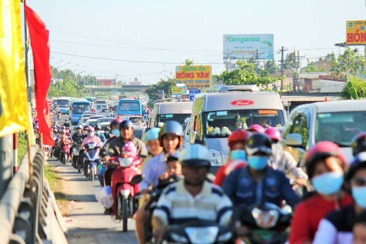 Hàng vạn xe lên Sài Gòn, trạm cầu Rạch Miễu tạm ngưng thu phí - Ảnh 4.