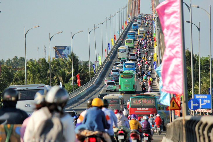 Hàng vạn xe lên Sài Gòn, trạm cầu Rạch Miễu tạm ngưng thu phí - Ảnh 5.