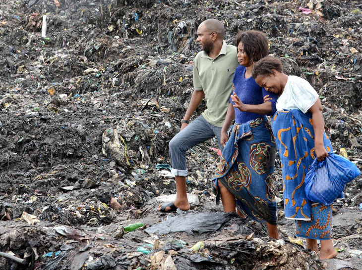 Núi rác sụp do mưa ở Mozambique, nhiều người thiệt mạng - Ảnh 4.