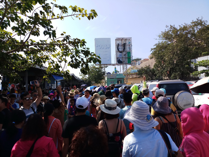 Hàng trăm ngàn du khách đổ về Nha Trang chơi Tết - Ảnh 2.