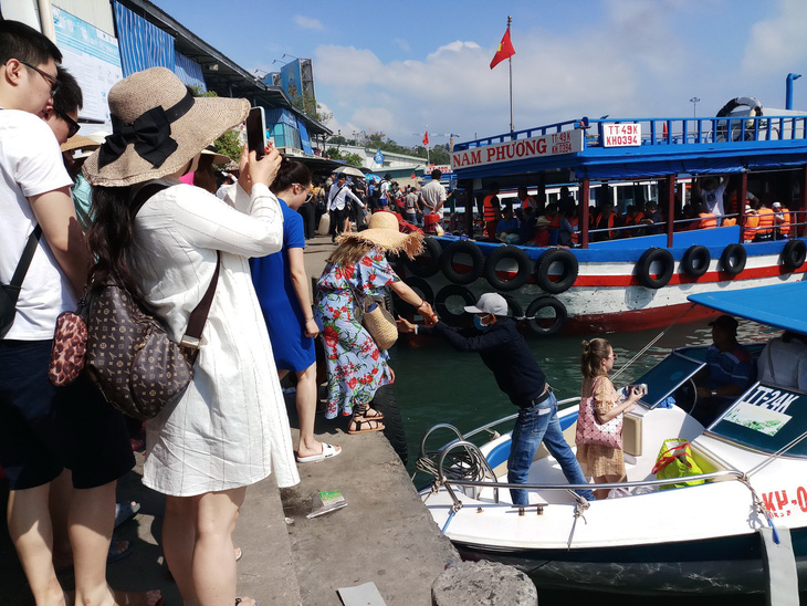 Hàng trăm ngàn du khách đổ về Nha Trang chơi Tết - Ảnh 1.
