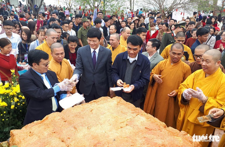 ‘Biển người’ xin ấn, xin chữ ở chùa Đại Tuệ - Ảnh 6.