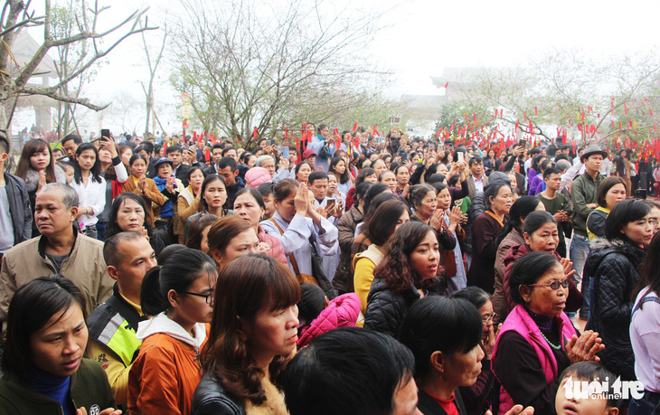 ‘Biển người’ xin ấn, xin chữ ở chùa Đại Tuệ - Ảnh 3.