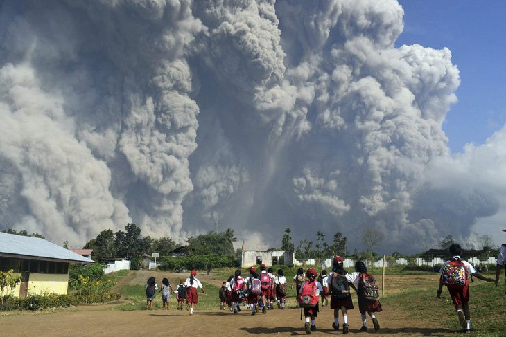 Núi lửa ở Indonesia phun trào, cột khói cao 5 cây số - Ảnh 2.