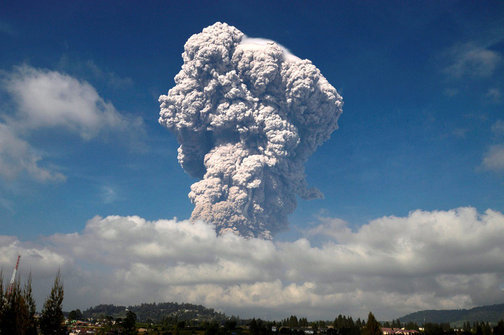 Núi lửa ở Indonesia phun trào, cột khói cao 5 cây số - Ảnh 1.