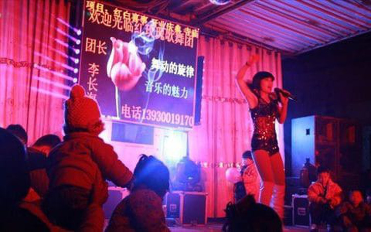 Trung Quốc quyết dẹp nạn nhảy múa thoát y ở đám tang - Ảnh 2.