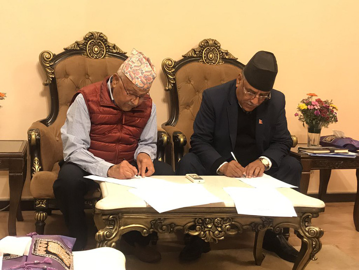 Hai đảng Cộng sản ở Nepal liên kết thành siêu đảng để cầm quyền - Ảnh 1.
